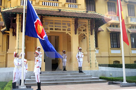 Lễ Thượng cờ ASEAN nhân dịp kỷ niệm 21 năm ngày Việt Nam gia nhập ASEAN.